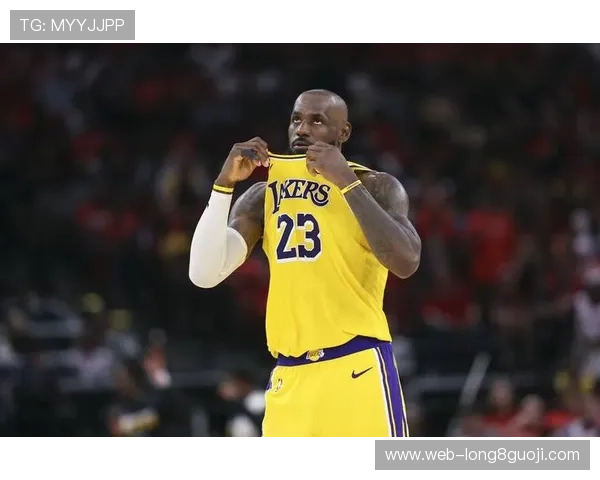 詹姆斯关键时刻再显神勇湖人逆转勇士夺赛季首胜